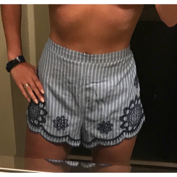 Punch blue and white embroidered shorts - Picture 5 of 7