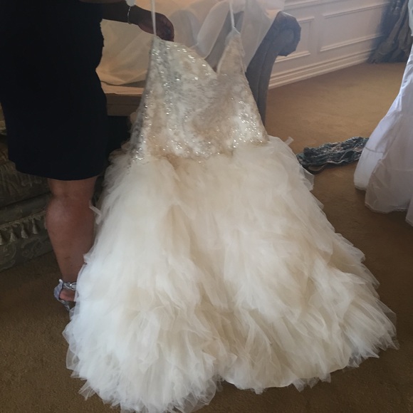 Wedding dress - Picture 2 of 7