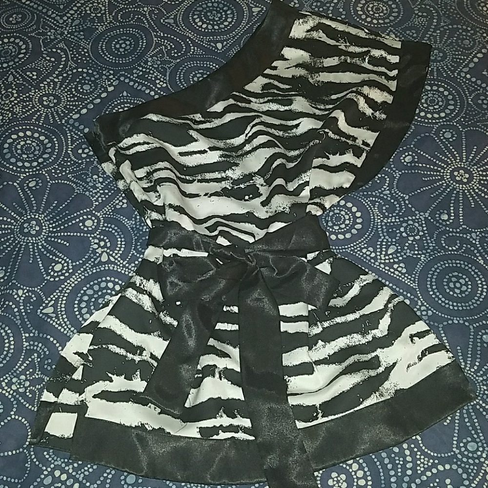 Bebe Zebra Print One Shoulder Top XXS