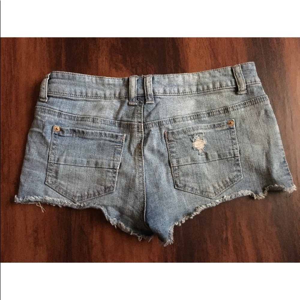 Embroidered denim shorts - Picture 3 of 3