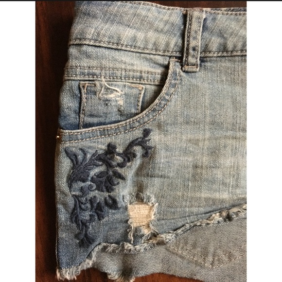 Embroidered denim shorts - Picture 2 of 3