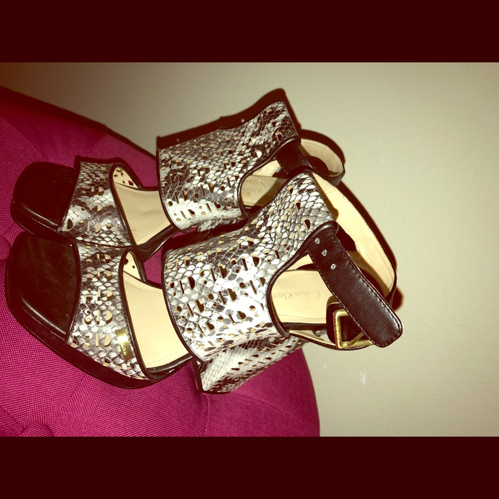 Block heel snake skin heels