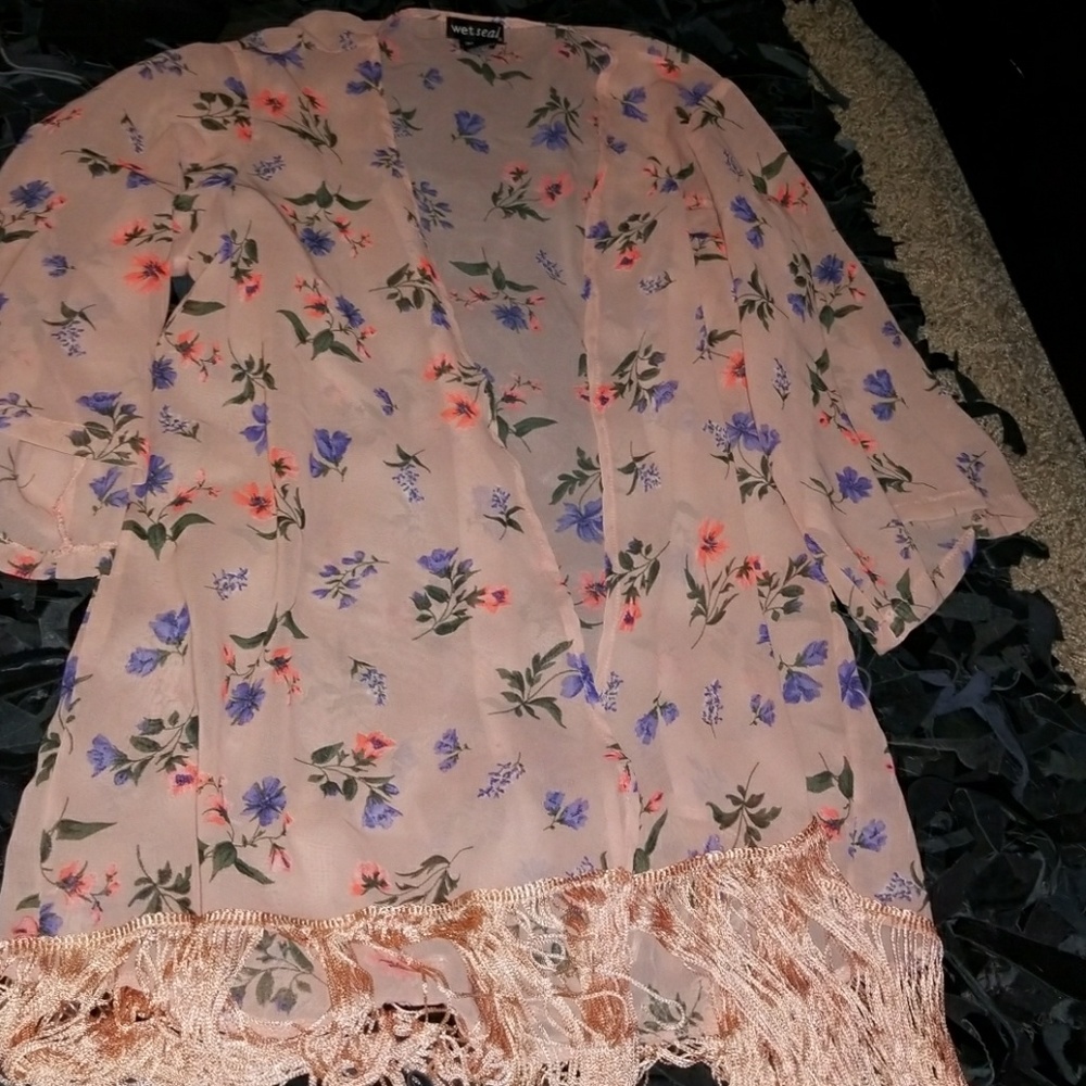 Cardigan that is floral