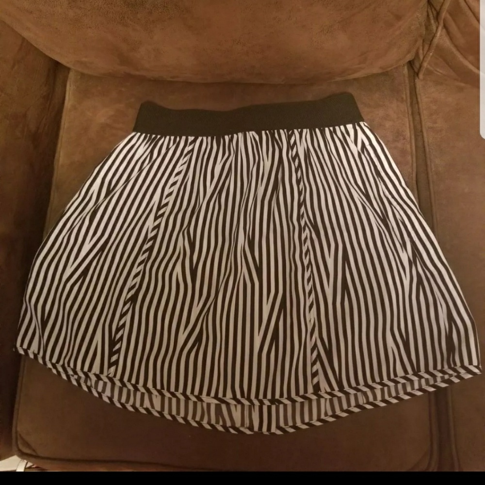 Black and white stripped mini skrit5