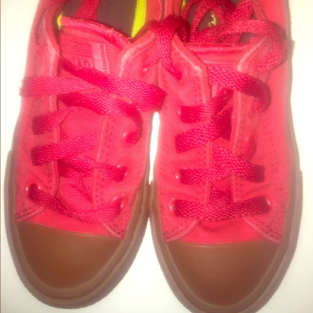 Red converse. So cute. Size 11