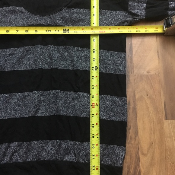 🚨 10/$20 bundle SALE 🚨 Dkny Womens Size Small Grey Shimmer Top - Picture 8 of 8