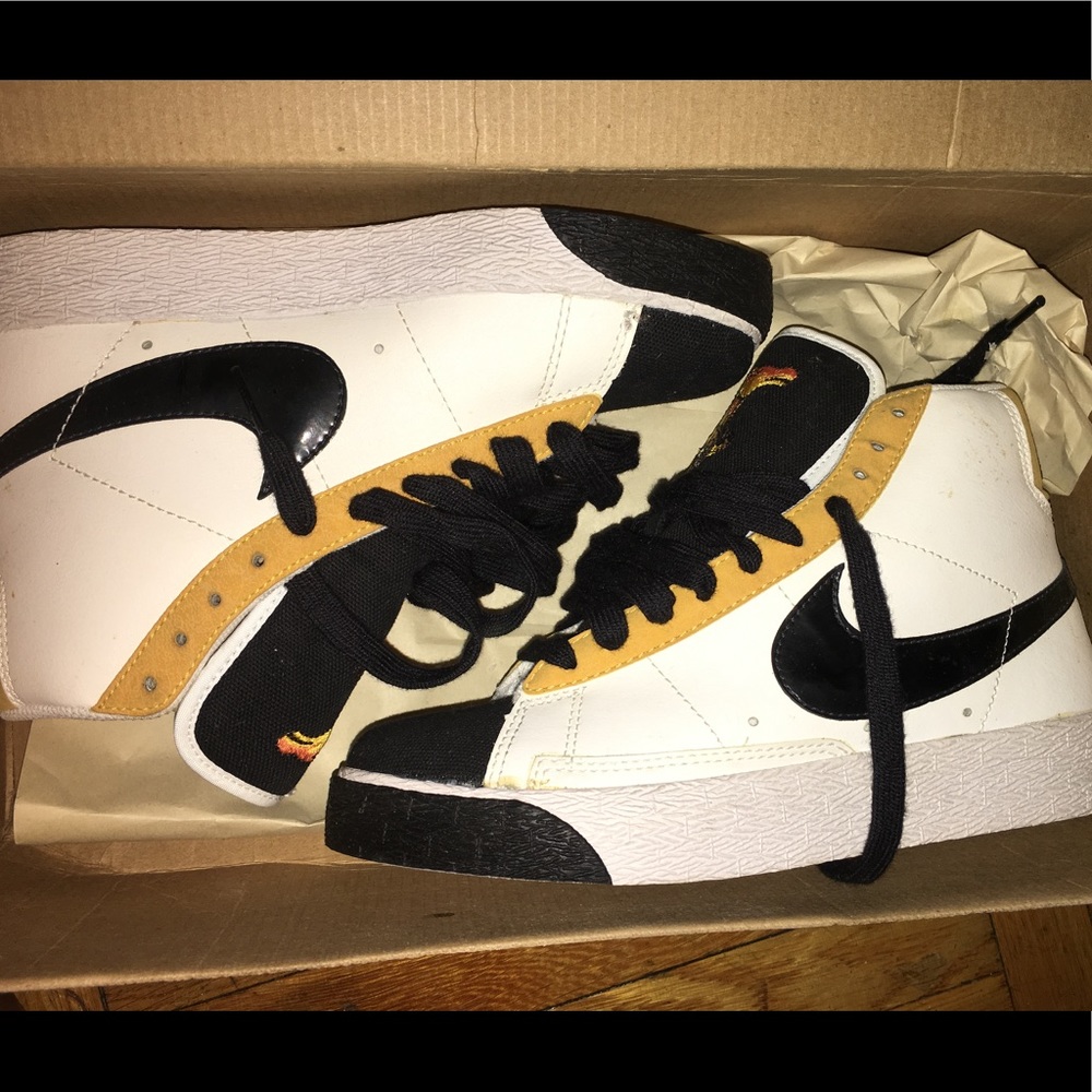 NEW Nike size 3.5y= 5.5 in women