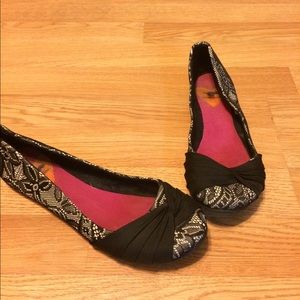 Lace print flats