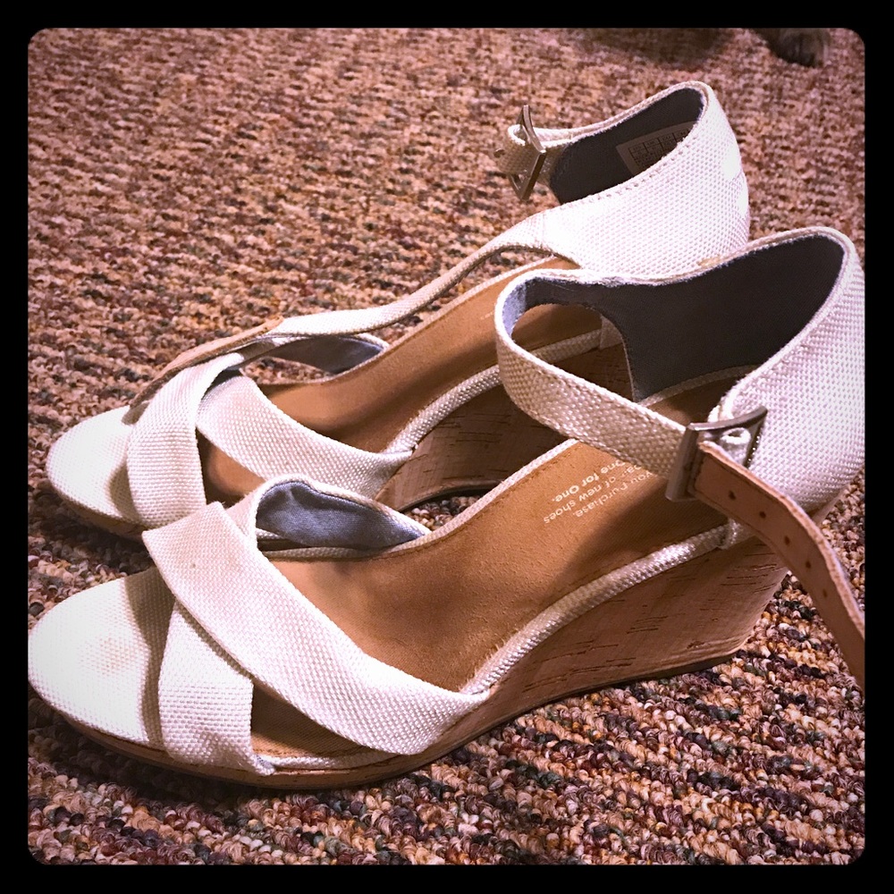 White Wedge TOMS sandals. Size 8.
