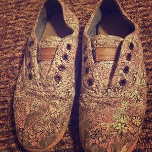 TOMS cordones