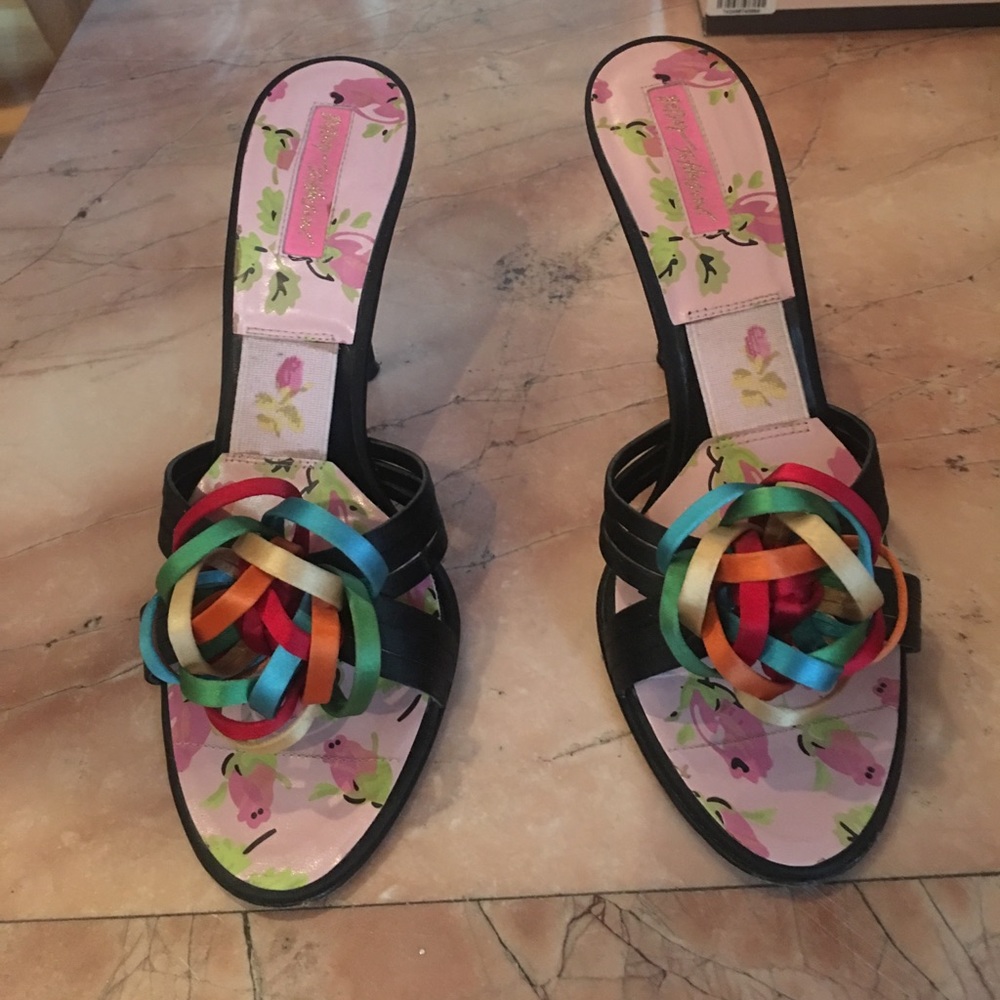 Black colorful bow heel