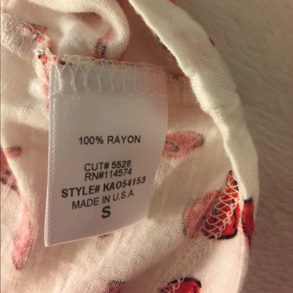 *Red high heel print graphic short sleeve t-shirt - Picture 5 of 5