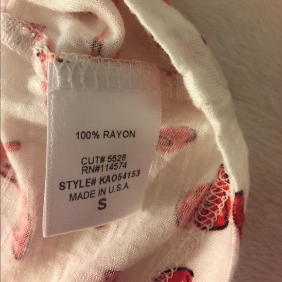 *Red high heel print graphic short sleeve t-shirt - Picture 5 of 5