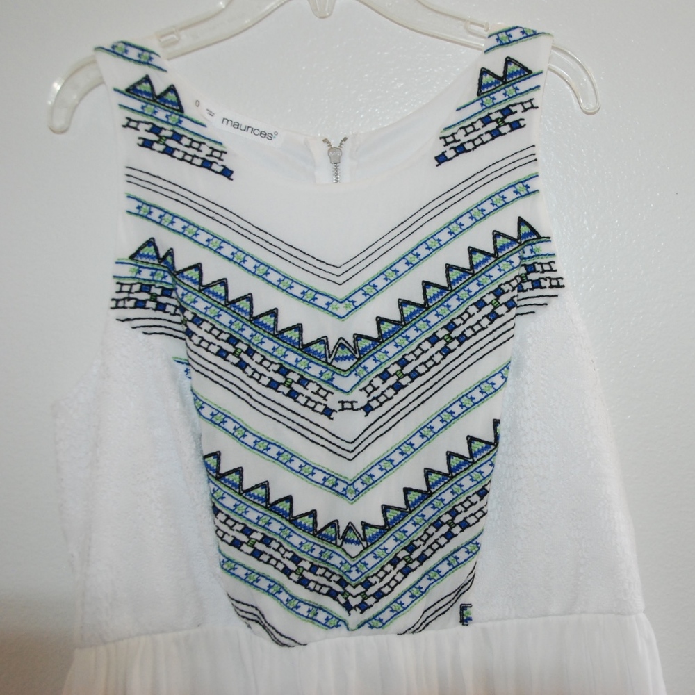 NWT gorgeous white dress with aztec pattern