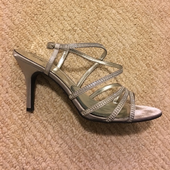 Apt. 9 silver heels - Picture 2 of 4