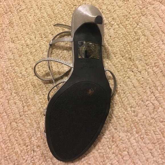Apt. 9 silver heels - Picture 3 of 4