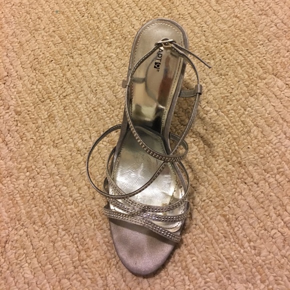 Apt. 9 silver heels - Picture 4 of 4
