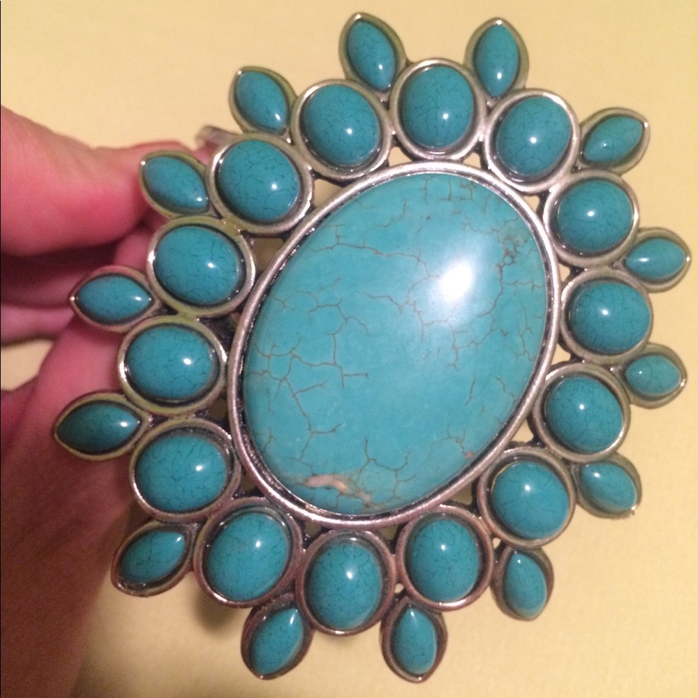 Faux/Fashion turquoise and silver cuff!