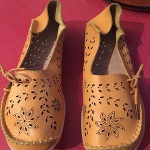 SOCOFY Tan Leather Hollowed Cut Out Flower flats