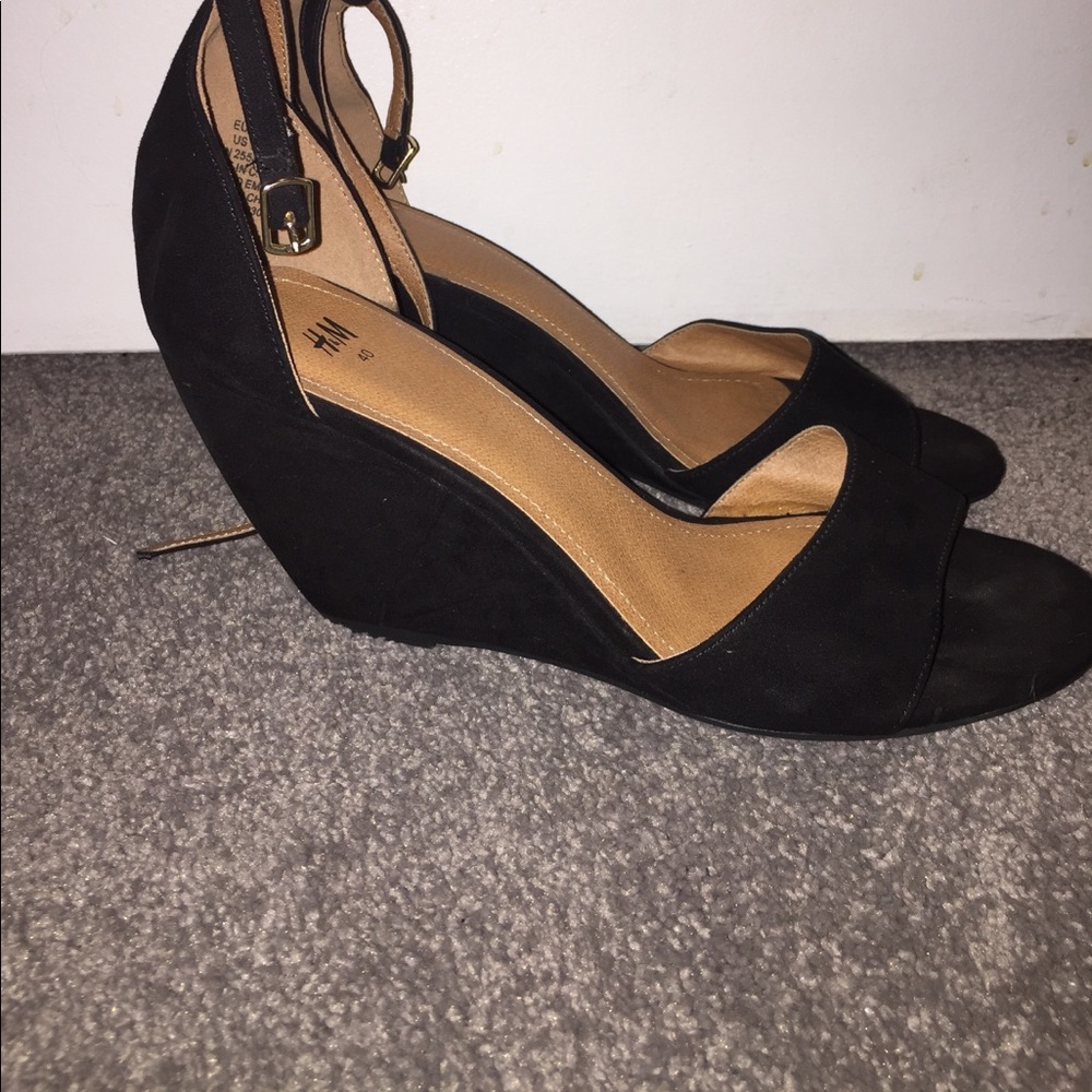 Black short heeled heels