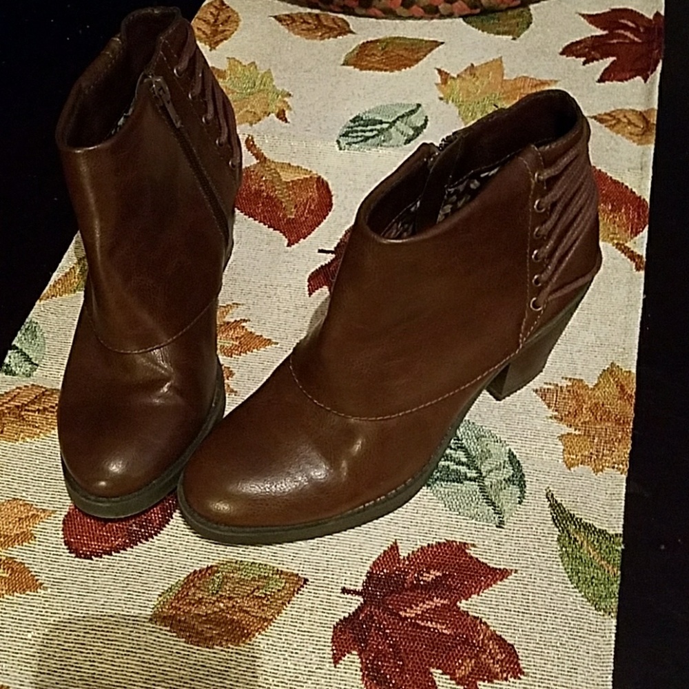 RAMPAGE BROWN BOOTIES SIZE 6.5