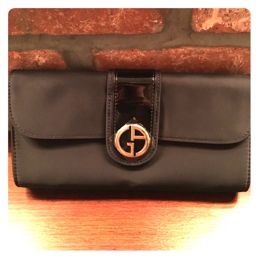 Giorgio Armani black vendu clutch NWOT