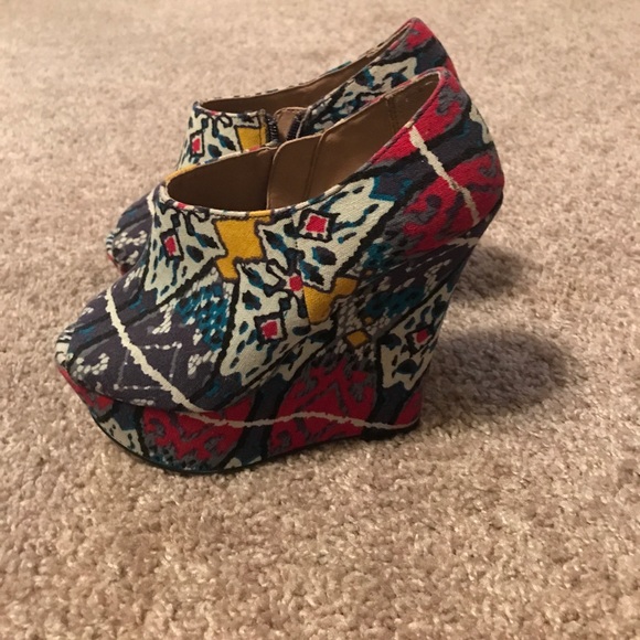 Tribal, colorful Steve Madden wedges - Picture 2 of 3
