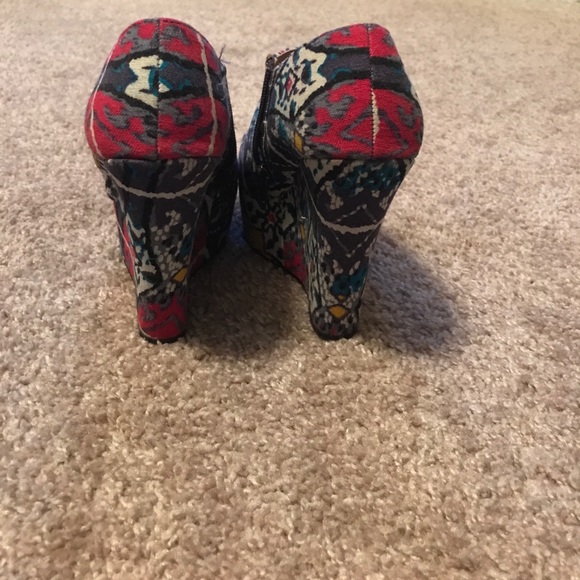 Tribal, colorful Steve Madden wedges - Picture 3 of 3