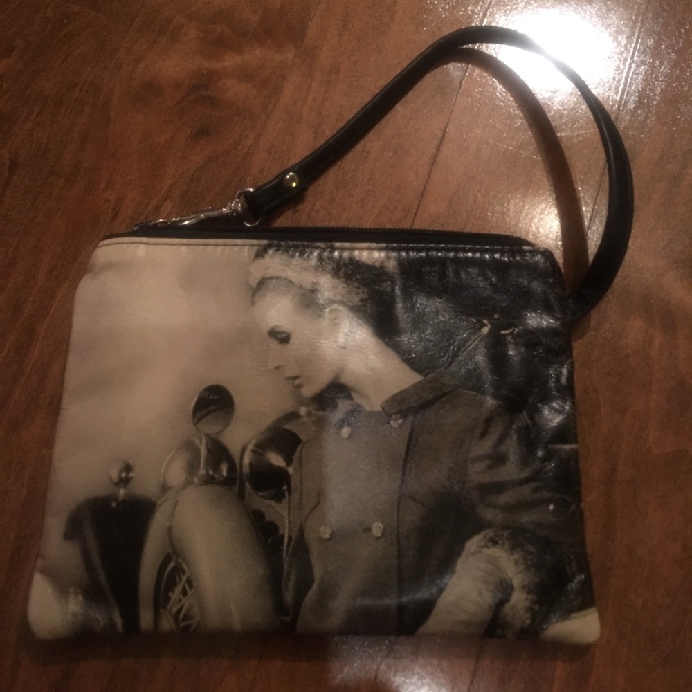 Wristlet purse