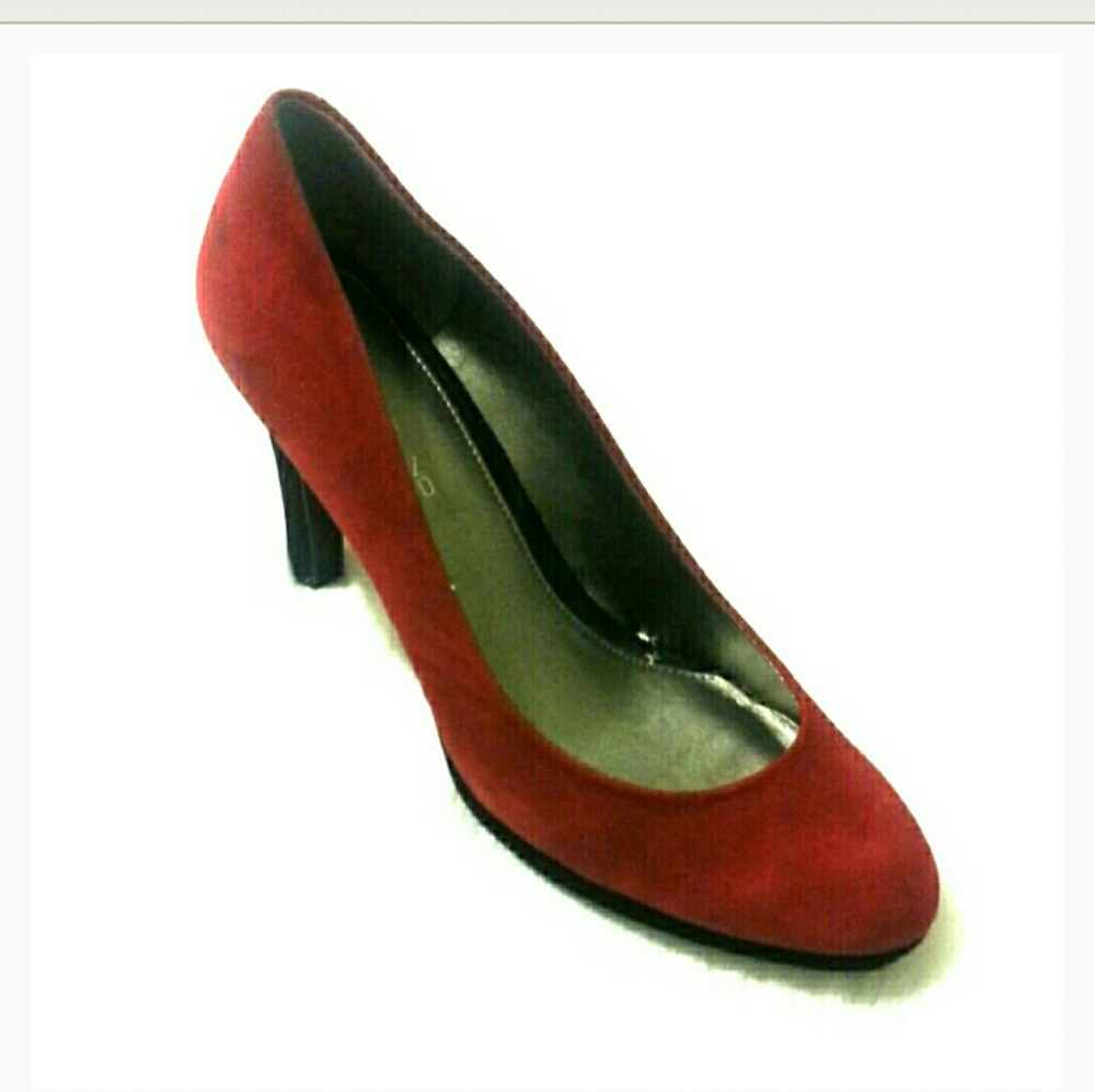 BANDOLINO Red Suade Platform Pumps. NWOT