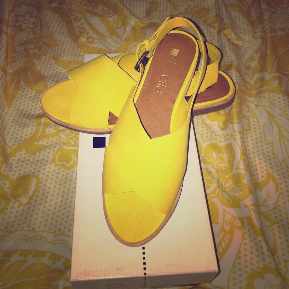 Dolcetta Noelle sandle in bright yellow!