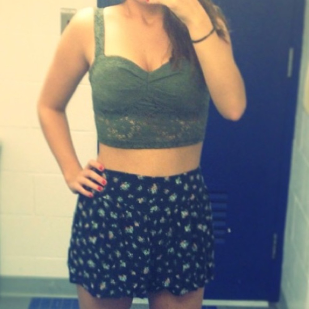 NEW LISTING 🍋 Olive Green Lace Crop Top