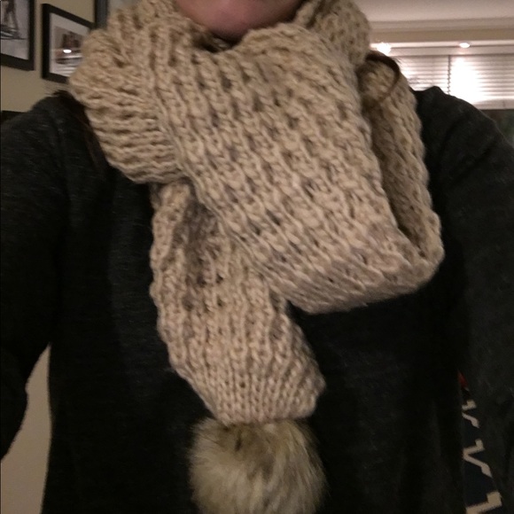 H&M Scarf - Picture 1 of 4