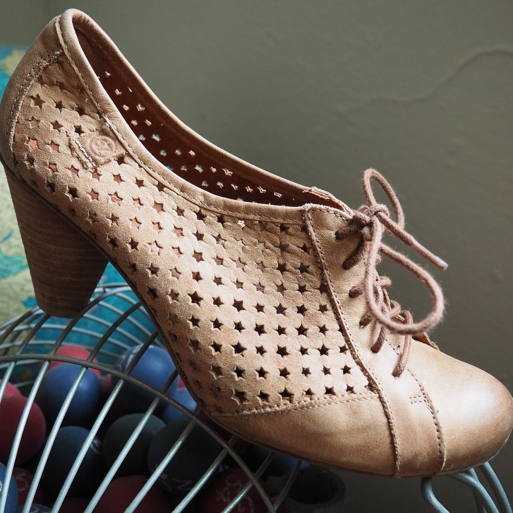 Sixtyseven Starred Heeled Leather Oxfords (sz 8)