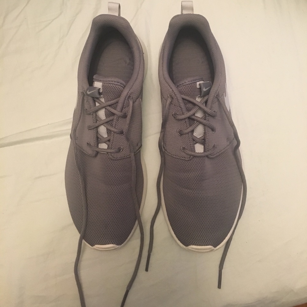 Grey Nike roshe