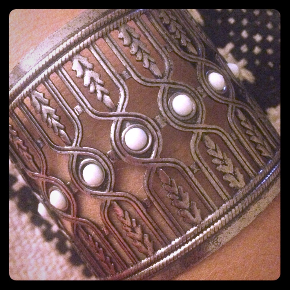 Silver tone and white large cuff!✨