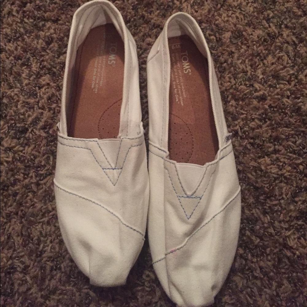 Toms tennis shoes size W9