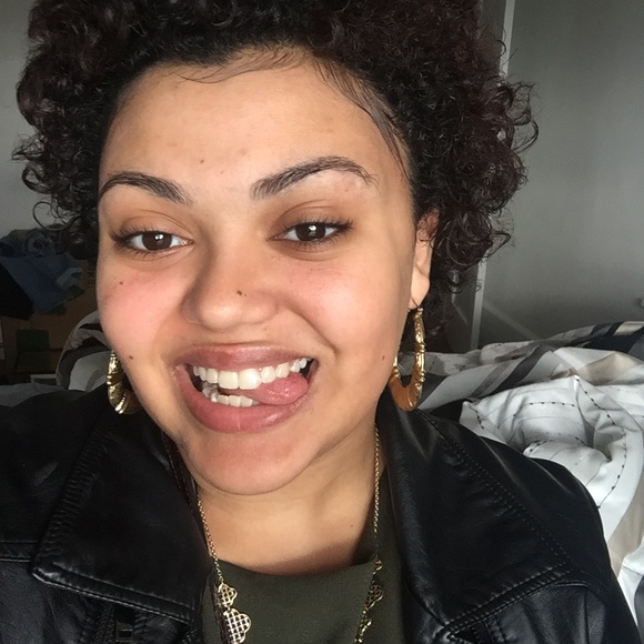 💕 MEET YOUR POSHER 💕 - Picture 2 of 6