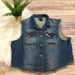 ❄️Light wash, raw-hem fashion Denim Vest- 1X