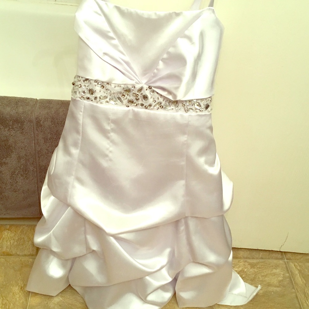 Beautiful white dress with gems (includes vail)
