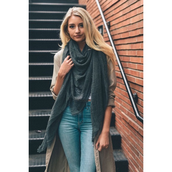 Flash Sale- Shredded Open Weave Blanket Scarf - Picture 4 of 5