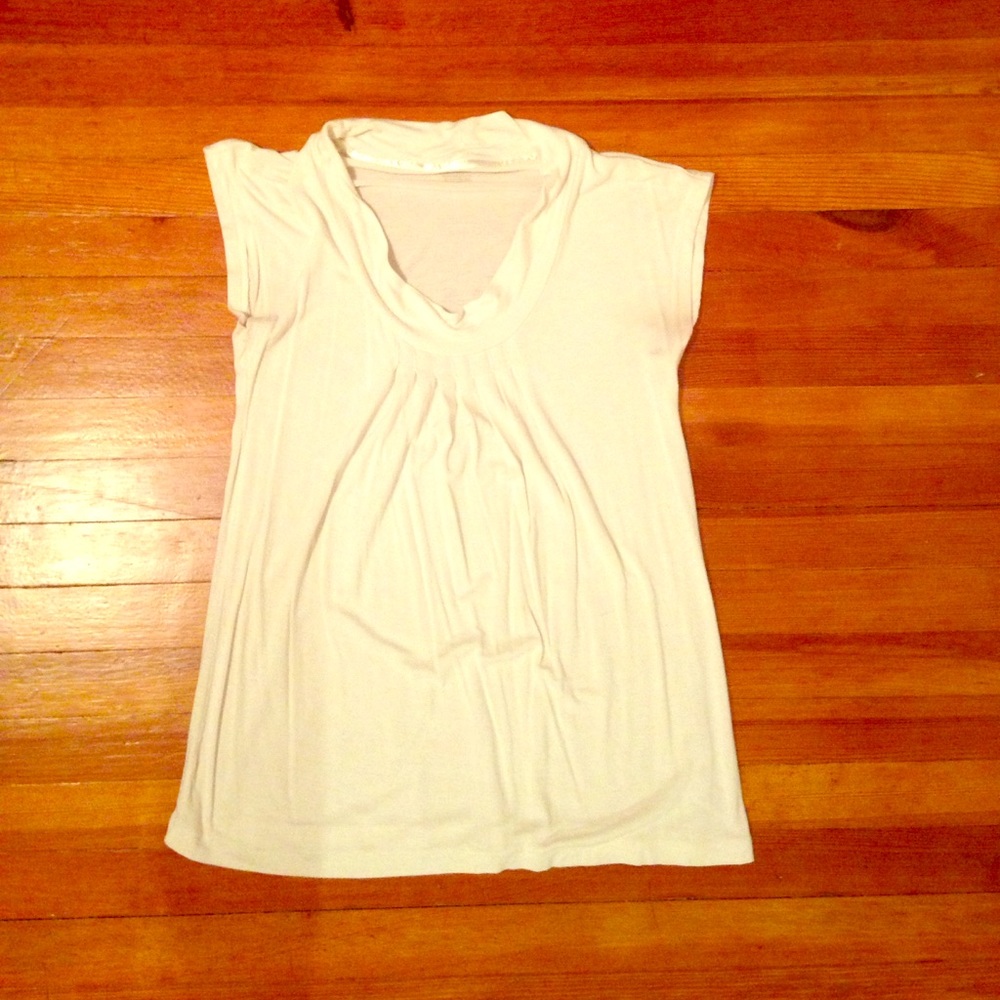 Cream, scoop-neck tee