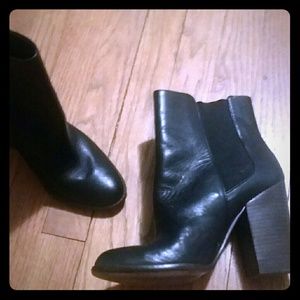 Banana republic 8.5 wooden heels black leather