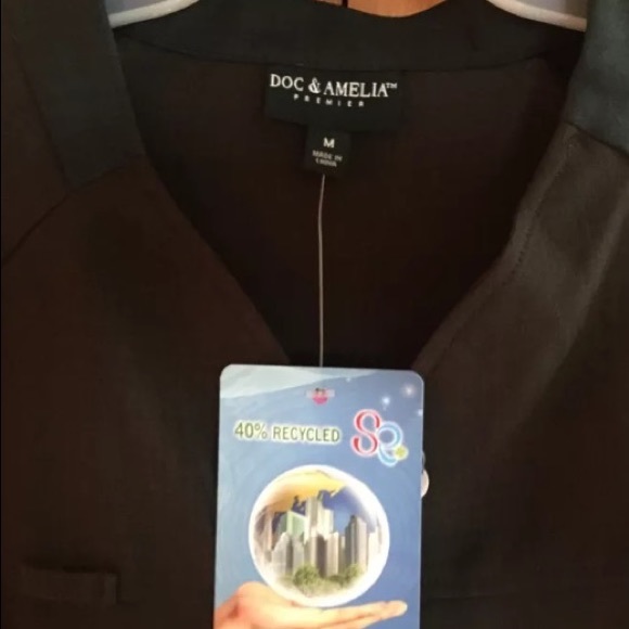 Doc and Amelia Top Scrubs - Picture 3 of 4