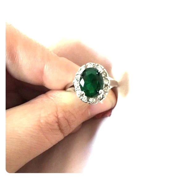 Jewelry - Stunning silver oval, emerald green crystal ring Jewelry - Stunning silver oval, emerald green crystal ring