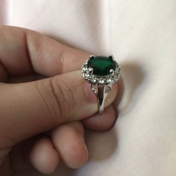 Jewelry - Stunning silver oval, emerald green crystal ring Jewelry - Stunning silver oval, emerald green crystal ring