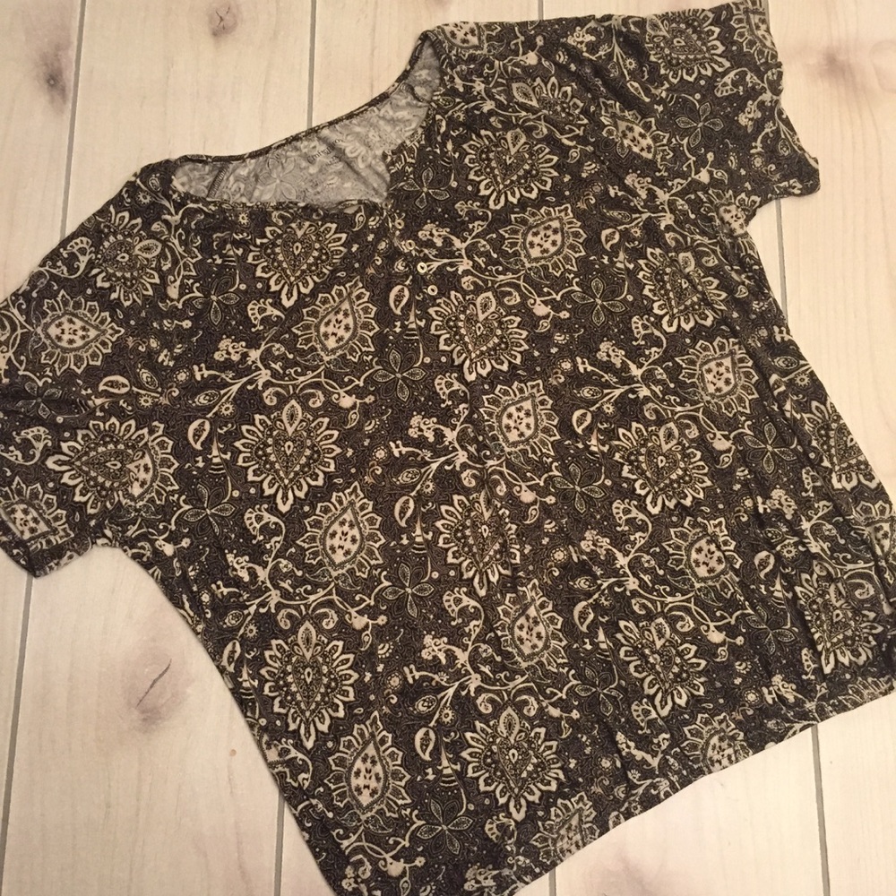 ✅ Black, White & tan paisley top