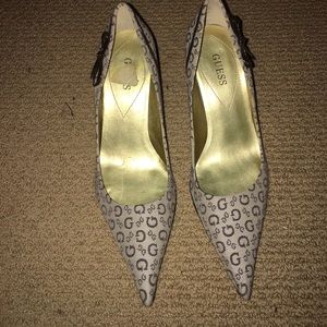 Guess pumps