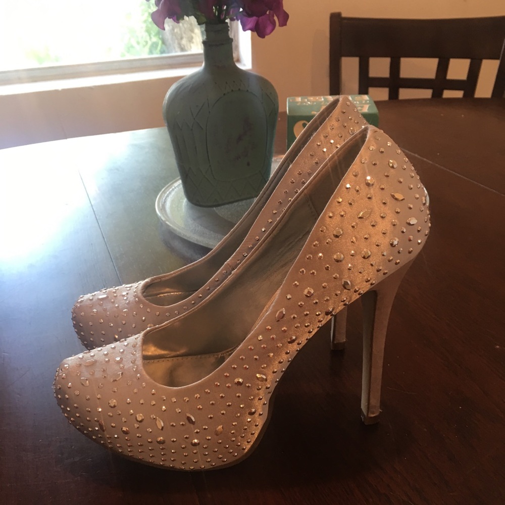 Only worn once for a Vegas theme wedding
