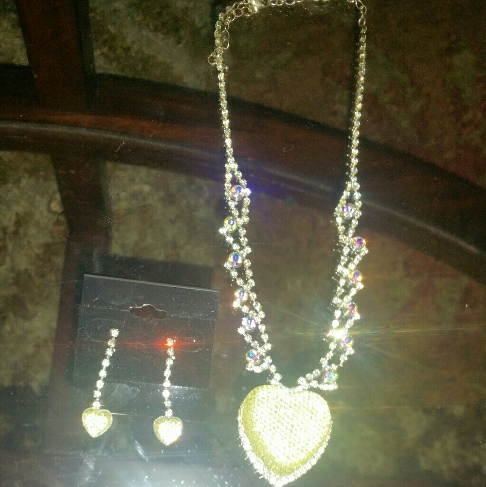 Women necklace and matching earrings